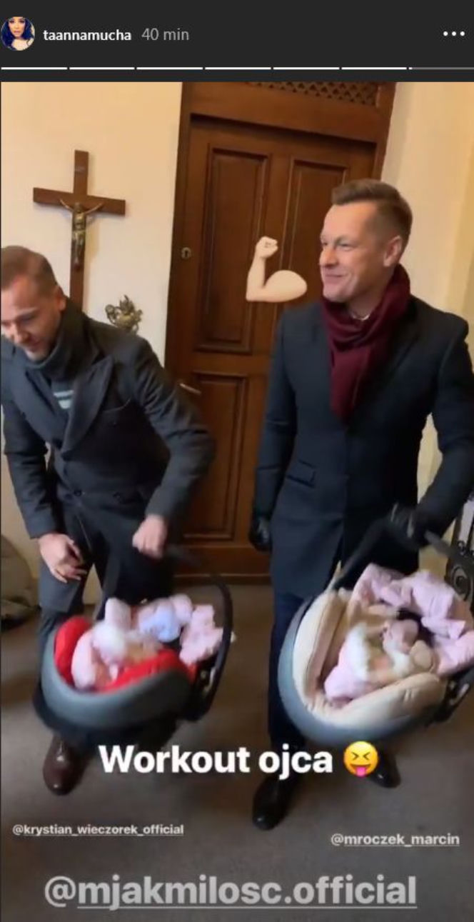 M jak miłość. Piotrek (Marcin Mroczek), Andrzej Budzyński (Krystian Wieczorek) na chrzcinach bliźniaczek