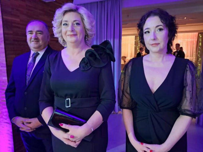 Tak bawili się maturzyści na studniówce skarżyskiego "Erbla". Kreacje jak z czerwonego dywanu