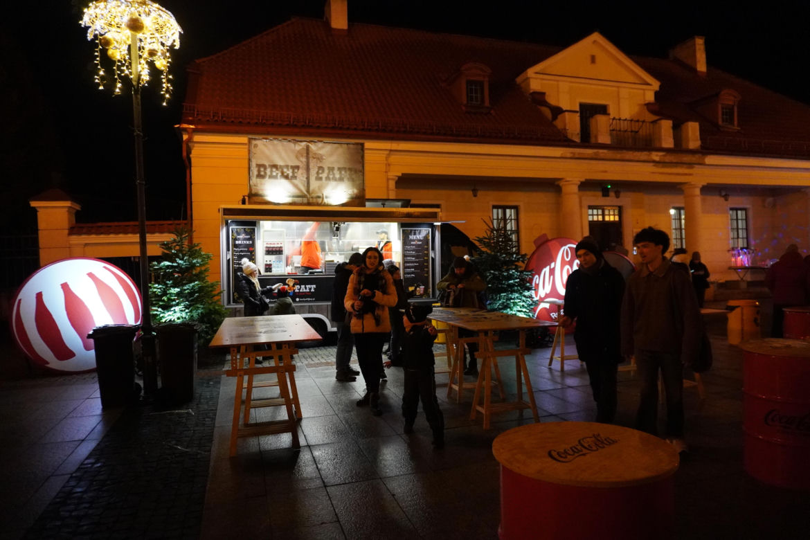 Ciężarówka Coca-cola w Białymstoku! Świąteczna atrakcja przyciągnęła tłumy mieszkańców na Rynek Kościuszki