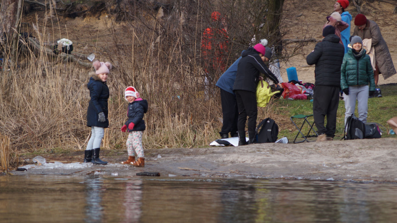 Zimna kąpiel morsów w podbydgoskich Pieckach [ZDJĘCIA]