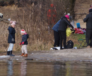 Zimna kąpiel morsów w podbydgoskich Pieckach [ZDJĘCIA]