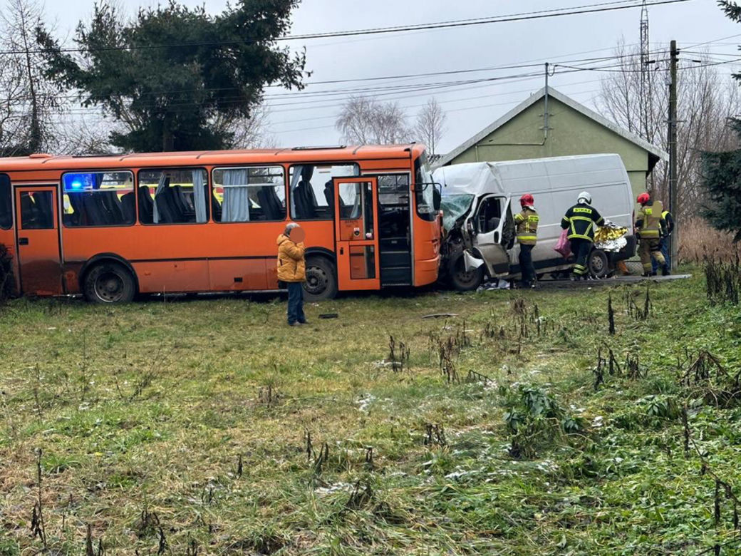 Jeziorzany pod Tarczynem. Bus uderzył w autobus szkolny. Wśród rannych małe dzieci