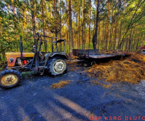  W środku lasu spłonął traktor z transportem siana