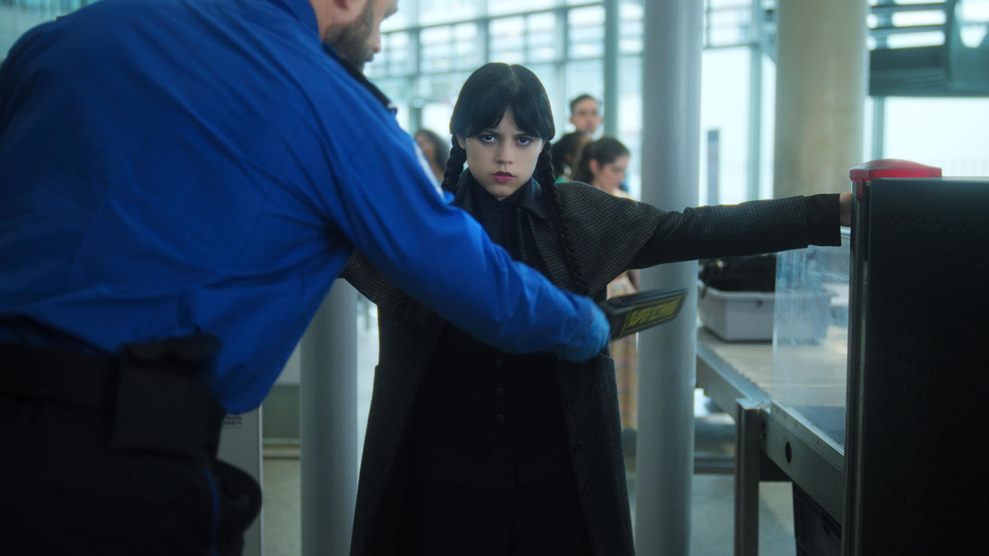W roli głównej powraca oczywiście Jenna Ortega, a rodzina Addamsów otrzyma więcej czasu ekranowego.