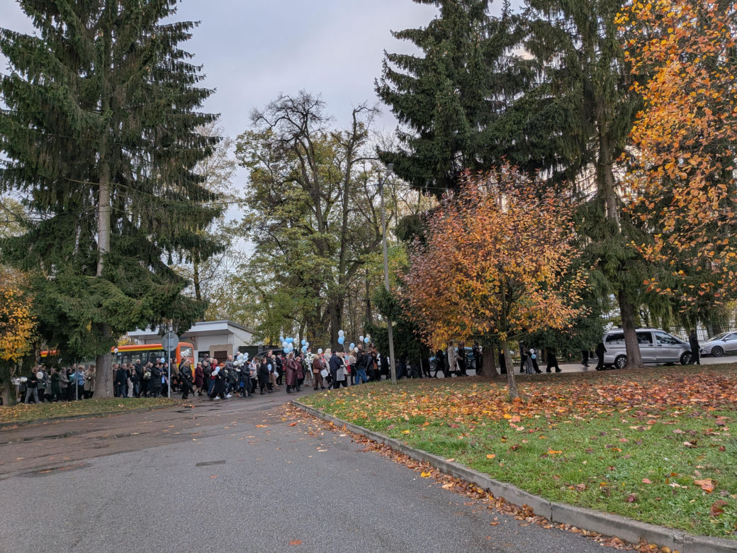 Grób Miecia utonął w białych kwiatach