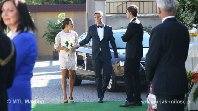 M jak miłość odcinek 1185, Magda (Anna Mucha) i Olek (Maurycy Popiel) biorą ślub