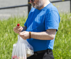 Karol Karski objada się malinami