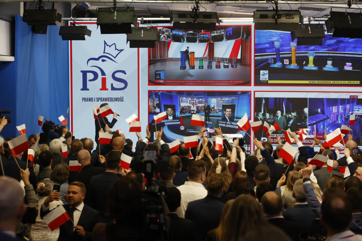 Skromny poczęstunek w PiS. Tym karmili na wieczorze wyborczym