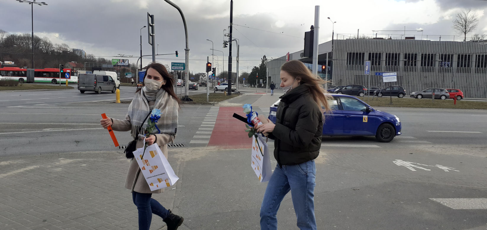 Kobiety dostawały róże zamiast mandatów