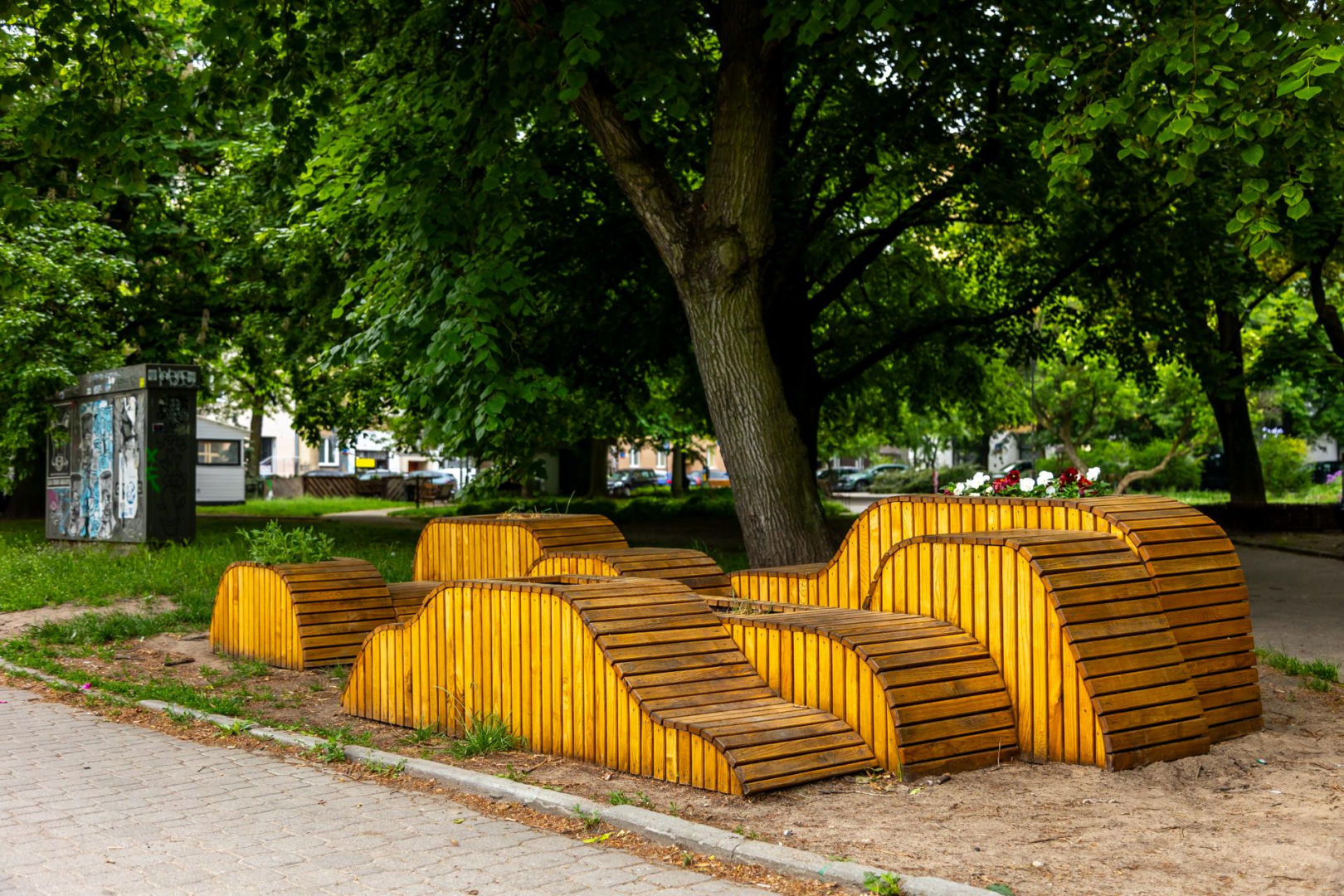 Parklet na skwerze Stanisława Broniewskiego „Orszy” w Warszawie