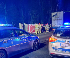 DK50 zablokowana po zderzeniu ciężarówki i osobówek. Jedna osoba nie żyje!