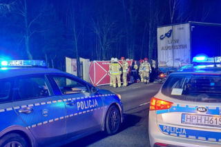 DK50 zablokowana po zderzeniu ciężarówki i osobówek. Jedna osoba nie żyje!