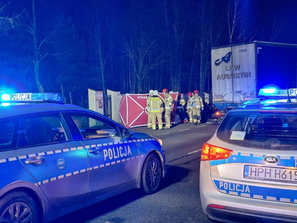 DK50 zablokowana po zderzeniu ciężarówki i osobówek. Jedna osoba nie żyje!