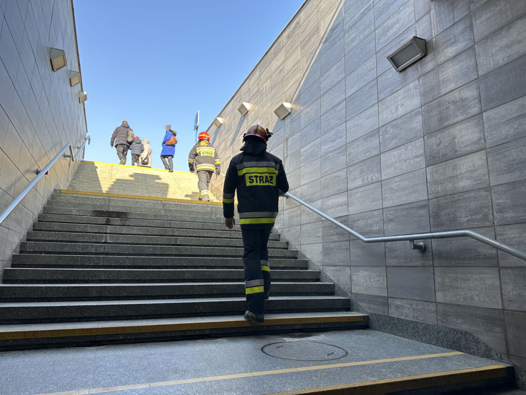 Horror w metrze! Stacja Ratusz Arsenał zamknięta. Pasażer rzucił się pod nadjeżdżający pociąg. Nie żyje