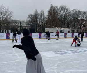 Lodowisko wróciło do centrum Lublina. Plac Litewski znów pełen łyżwiarz