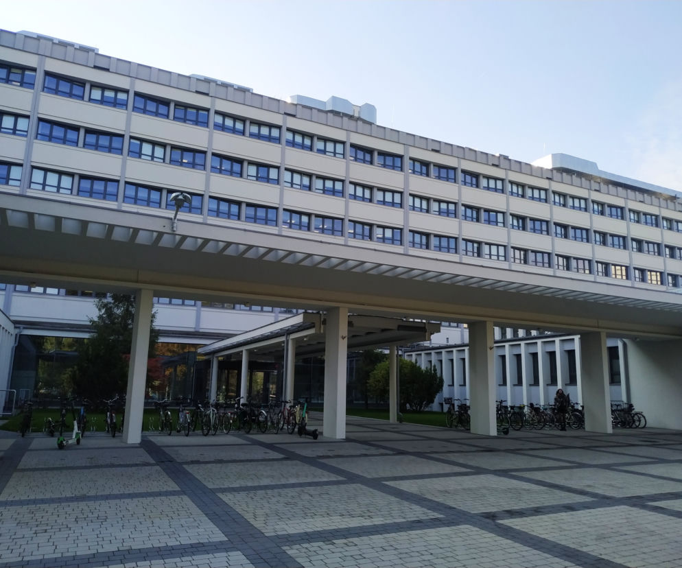 Nowoczesny wydział z problemami. Studenci muszą jeść na podłodze i schodach