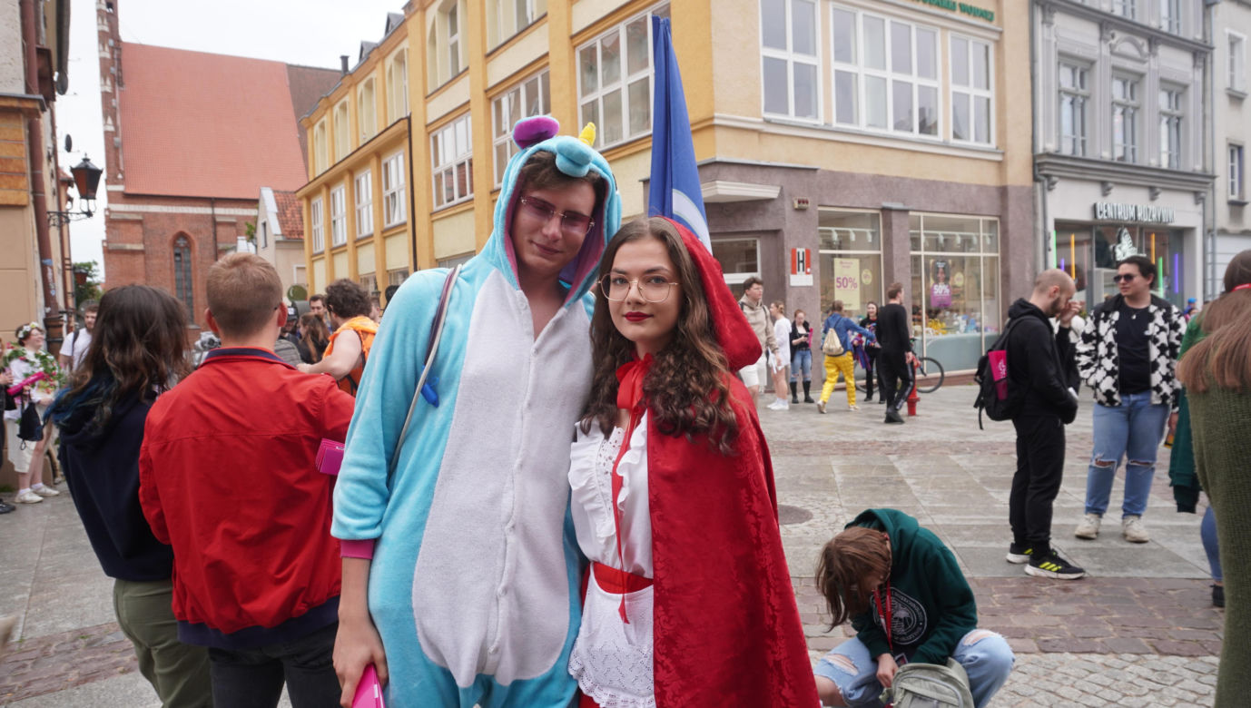 Kortowiada 2024. Parada Wydziałów przeszła ulicami miasta. Studenci tłumnie wzięli udział w imprezie [ZDJĘCIA]