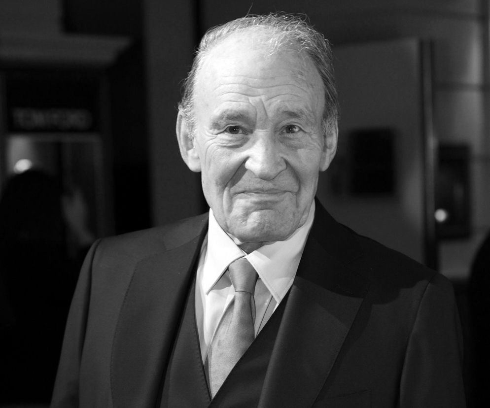 Portret zmarłego aktora Michaela Mendla w garniturze. O jego karierze i śmierci przeczytasz na SE.