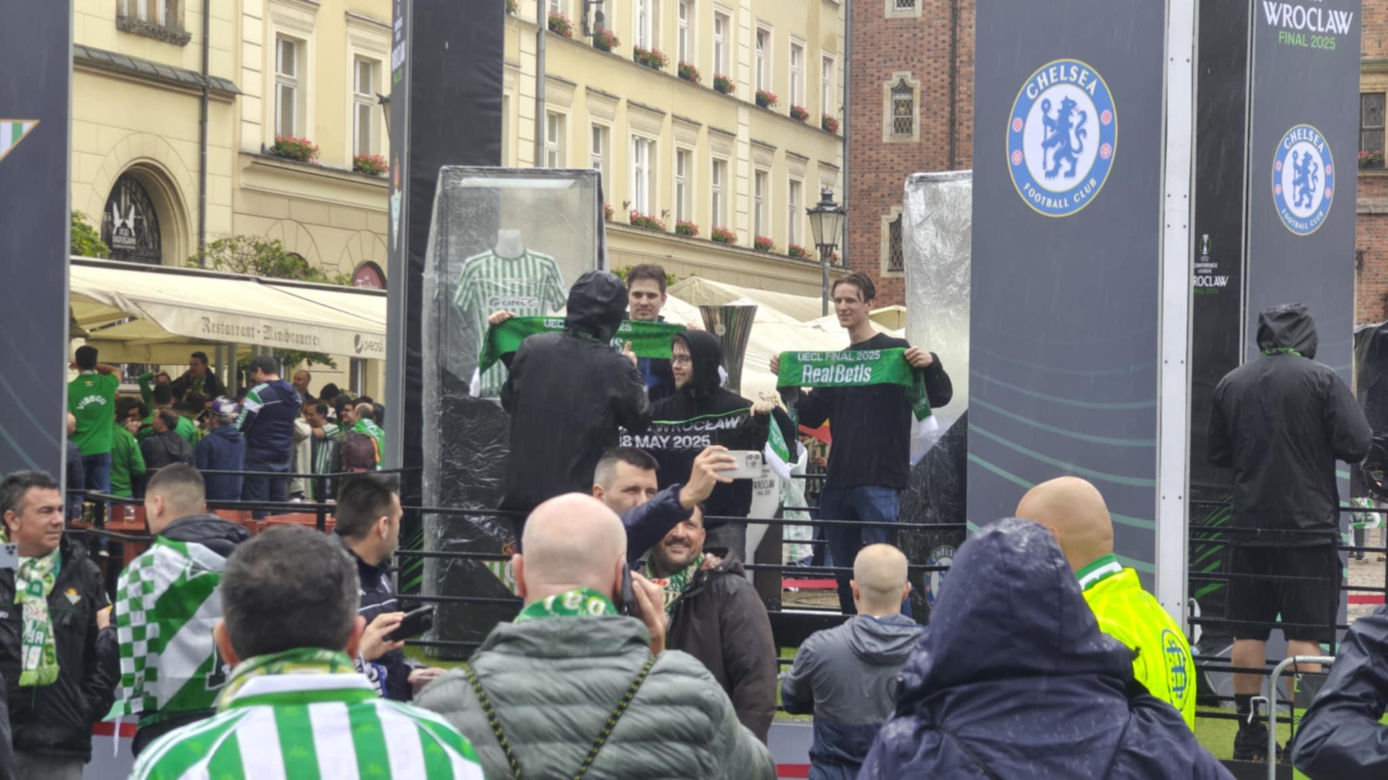 Gorąco przed finałem Ligii Konferencji we Wrocławiu. Tysiące kibiców na Rynku 