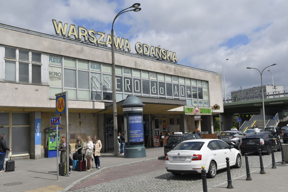  Niebezpieczny tłok na Gdańskim. Perony i schody zatłoczone do granic możliwości. „Tu się kiedyś ktoś zabije!”
