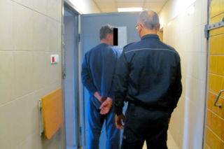 Koszmar pod Warszawą. 55-latek rzucił się na partnerkę z nożem. Dźgał ją w klatkę piersiową