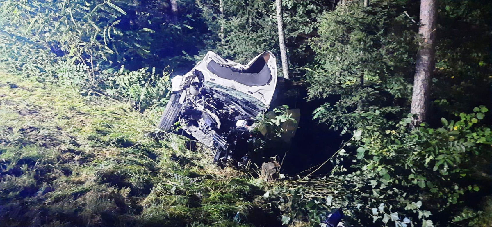 Straszny wypadek w Zabrzeży. Poszkodowani uwięzieni w samochodzie 