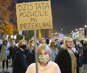 Protest kobiet na wesoło. Najlepsze hasła z banerów. Niektóre bawią do łez! [ZDJĘCIA]