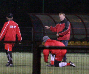 Donald Tusk gra w piłkę