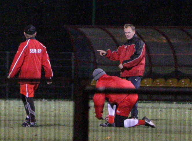 Donald Tusk gra w piłkę