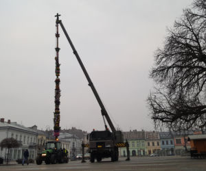 Ogromna palma wielkanocna na nowosądeckim Rynku 