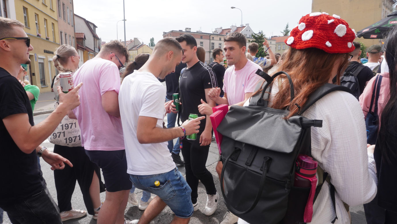 Kortowiada 2024. Parada Wydziałów przeszła ulicami miasta. Studenci tłumnie wzięli udział w imprezie