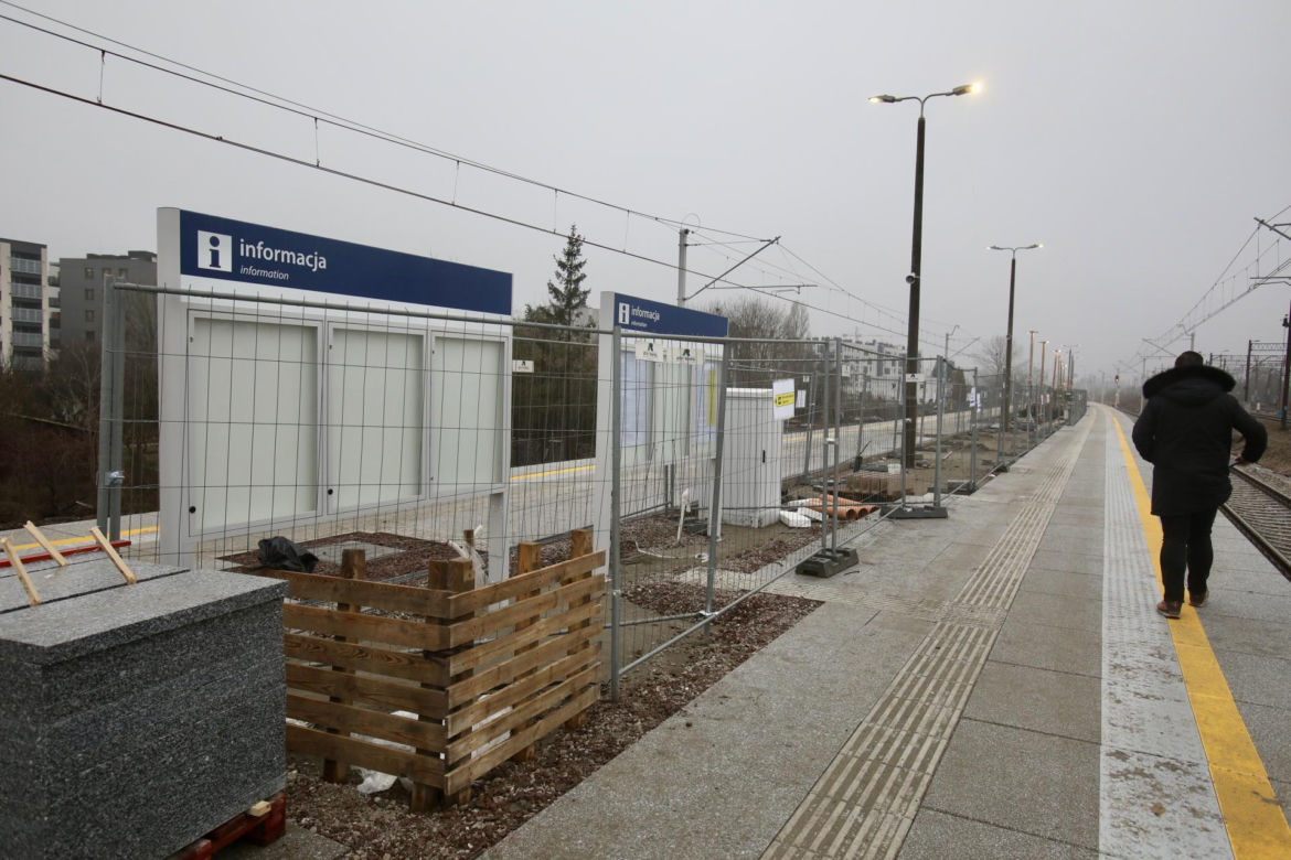 Dojście do nowej stacji przez błoto i plac budowy. PKP Warszawa Grochów jak tor przeszkód 