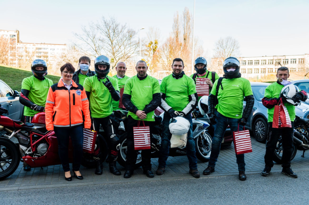 Koronawirus w Trójmieście. Jeżdżą na motorach i pomagają seniorom