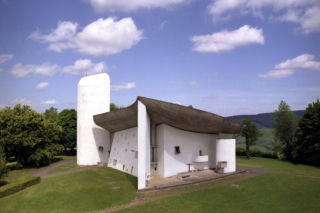 Ta kaplica zmieniła architekturę sakralną. Jej architekt - całe miasta. Le Corbusier urodził 139 lat temu