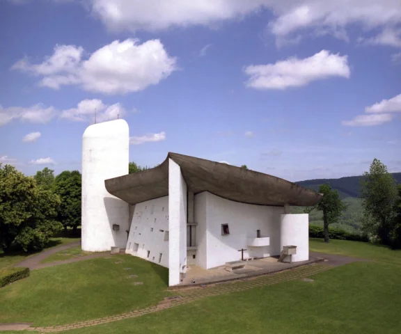 Kaplicę w Ronchamp projektował Papież architektury. Urodził się 139 lat temu