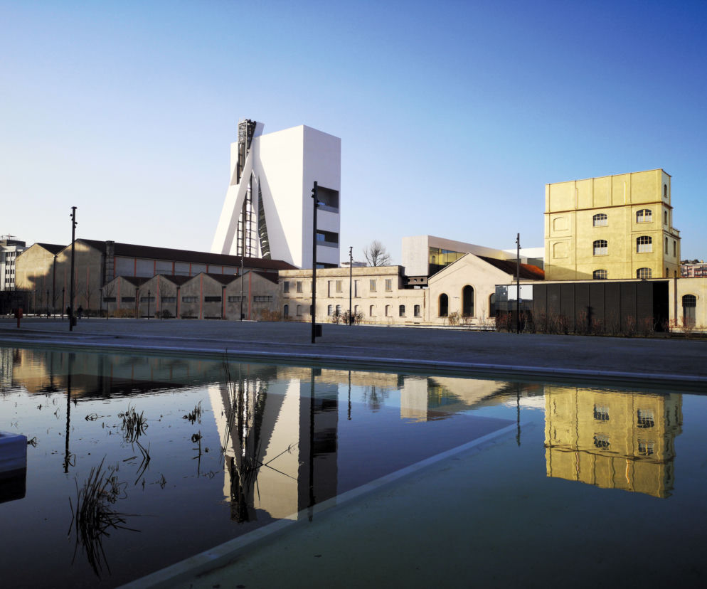 Fondazione Prada, Mediolan, panoramiczna winda na jednym z budynków, proj. OMA, 2018