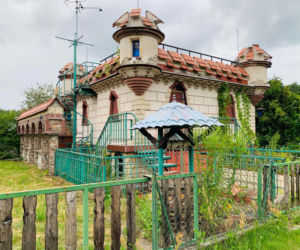 Zamek powstał w latach 90. w Żurczynie koło Bydgoszczy, prawdopodobnie na wzór niemieckiego pałacu Drachenburg