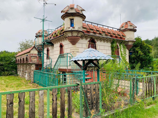 Zamek powstał w latach 90. w Żurczynie koło Bydgoszczy, prawdopodobnie na wzór niemieckiego pałacu Drachenburg
