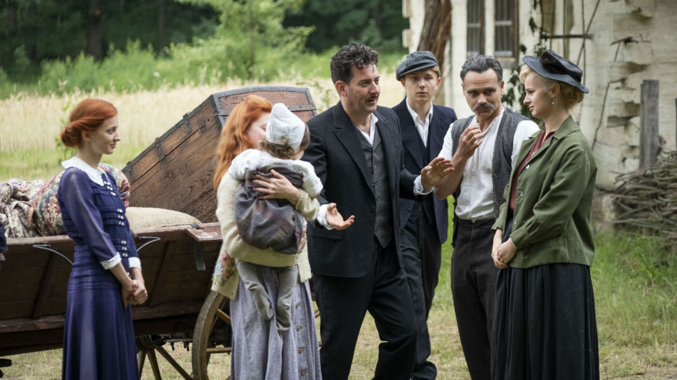 Stulecie Winnych odc. 12. Mania (Karolina Bacia), Ania (Weronika Humaj), Stanisława (Jan Wieczorkowski), Andzia (Barbara Wypych), Guido (Rafał Królikowski)