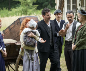 Stulecie Winnych odc. 12. Mania (Karolina Bacia), Ania (Weronika Humaj), Stanisława (Jan Wieczorkowski), Andzia (Barbara Wypych), Guido (Rafał Królikowski)