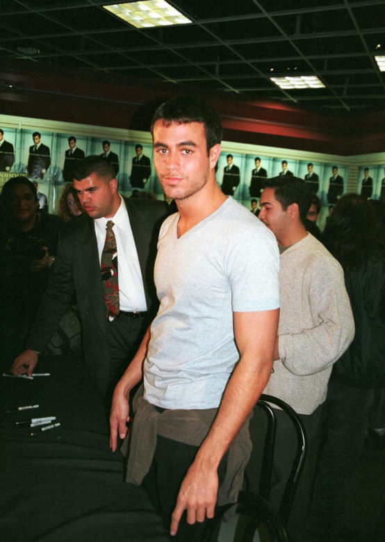 Enrique Iglesias kończy karierę! Zobacz jak się zmieniał!