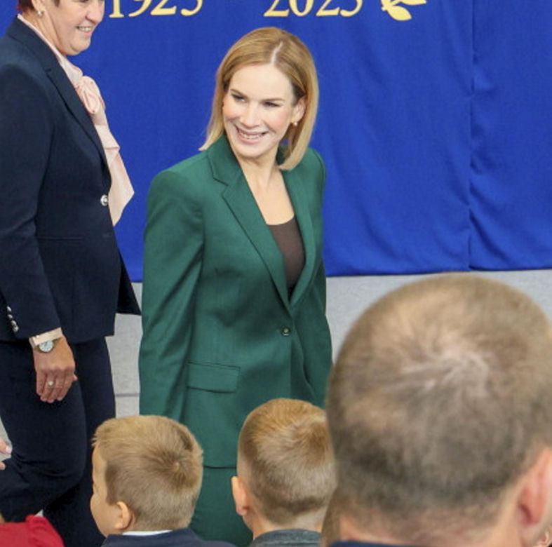 Marta Nawrocka wyprzedza trendy