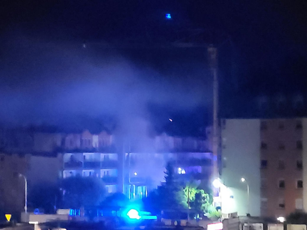 Kłęby dymu nad blokiem, który spłonął w Ząbkach. Co się stało?