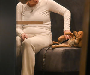 Monika Richardson z dzieckiem i pieskiem