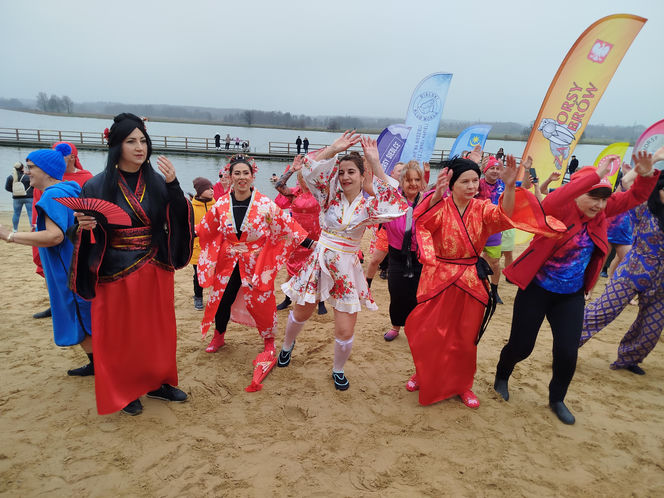 Mazowieckie Morsy otworzyły sezon morsowania 2025/2026 nad zalewem w Siedlcach