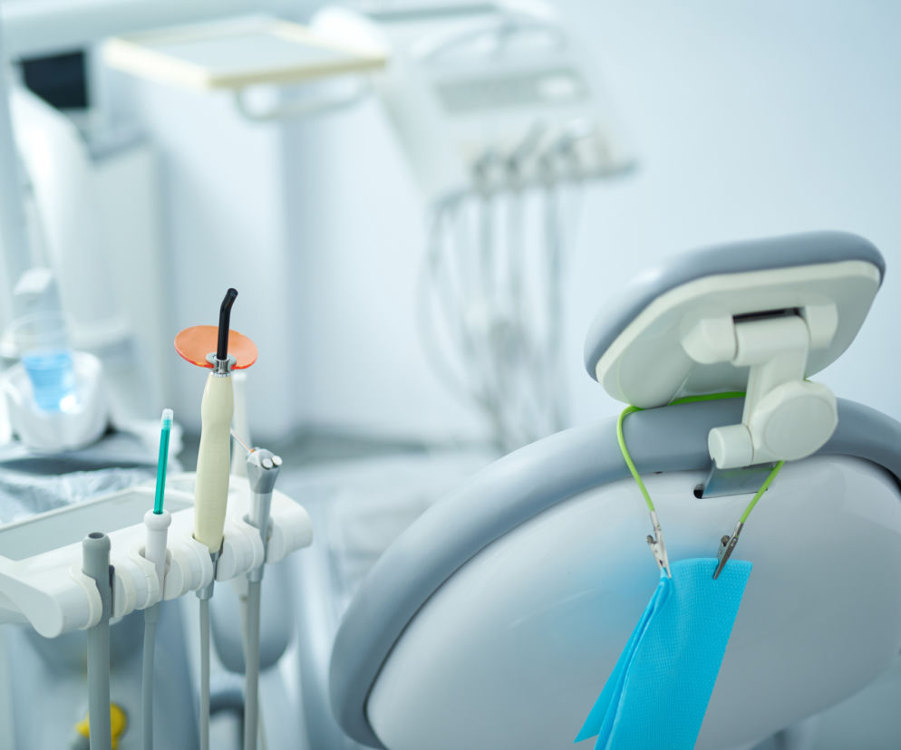Dentystka bała się, że otyła pacjentka zarwie jej fotel. Sprawą zajmie się NFZ  