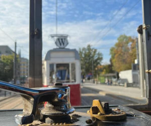 Niezwykły tramwaj z powstańcami. Wycieczka po Warszawie jak przed wojną