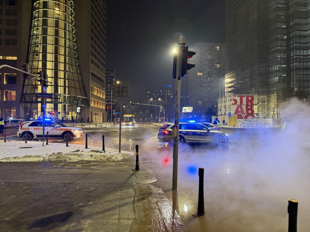Gorąca chmura spowiła centrum Warszawy. Wielka dziura na środku ulicy. Co się stało?!