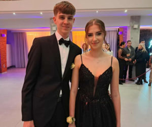 Tak bawili się maturzyści na studniówce skarżyskiego Erbla. Kreacje jak z czerwonego dywanu