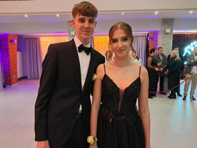 Tak bawili się maturzyści na studniówce skarżyskiego "Erbla". Kreacje jak z czerwonego dywanu